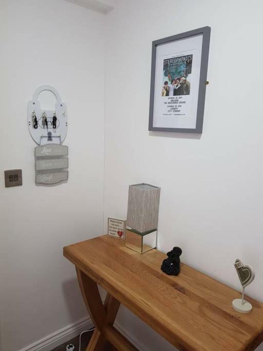 Apartment With Roof Terrace Close To City Centre Cardiff Exterior foto